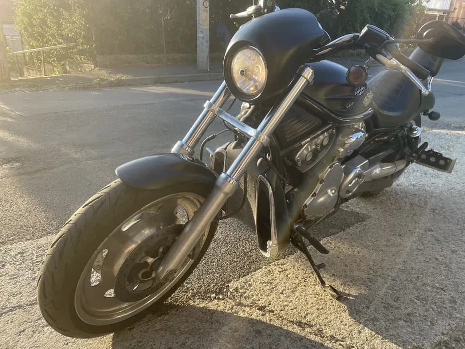 Imagine 1/4: Harley Davidson V-Rod Night VRSCD schimb cu auto | Harley-Davidson | Preț: 8.000 EUR | Locație: Târgu Mureș, Mureș Harley Davidson V-Rod Night VRSCD schimb cu auto - Harley-Davidson - anul 2006 - Târgu Mureș, Mureș - 8.000 EUR - imagine 1 din 4 - motocicletă second hand