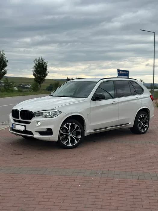 Imagine 1/7: Vând/schimb Bmw x5 F15/ 25d / Xdrive/ Impecabil | BMW X5 | Preț: 19.850 EUR | Locație: Botoșani, Botoșani Vând/schimb Bmw x5 F15/ 25d / Xdrive/ Impecabil - BMW - X5 - anul 2014 - Botoșani, Botoșani - 19.850 EUR - imagine 1 din 7 - mașină second hand