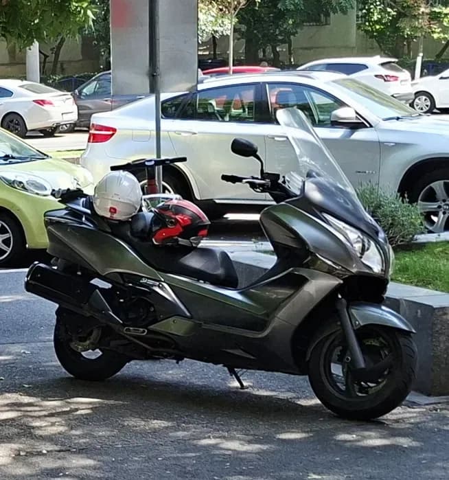 Imagine 1/5: Vand schimb Honda silver wing 400i | Honda | Preț: 2.700 EUR | Locație: București, București Vand schimb Honda silver wing 400i - Honda - anul 2009 - București, București - 2.700 EUR - imagine 1 din 5 - motocicletă second hand